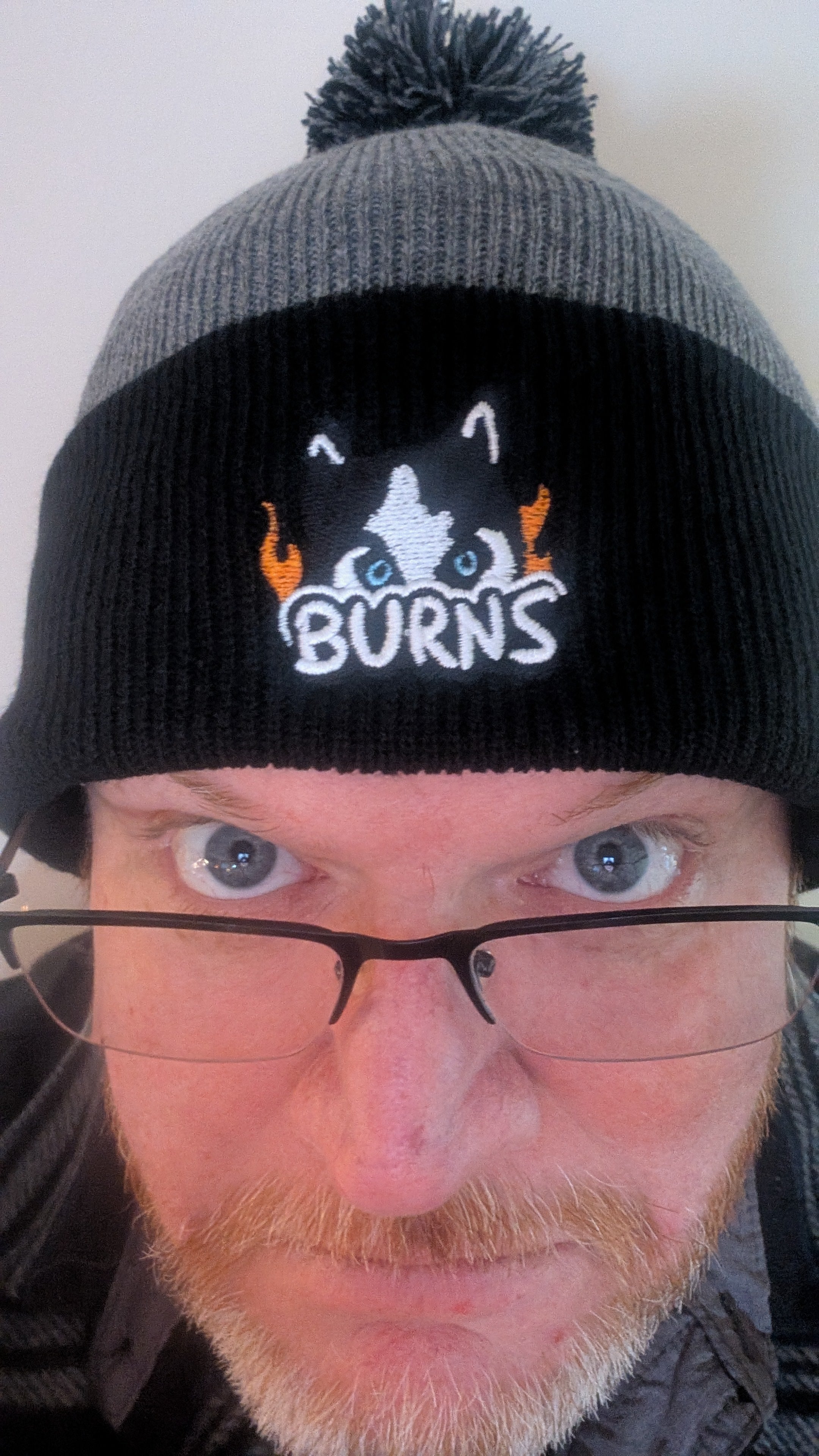 BURNS™ Peekaboo Logo Tuque