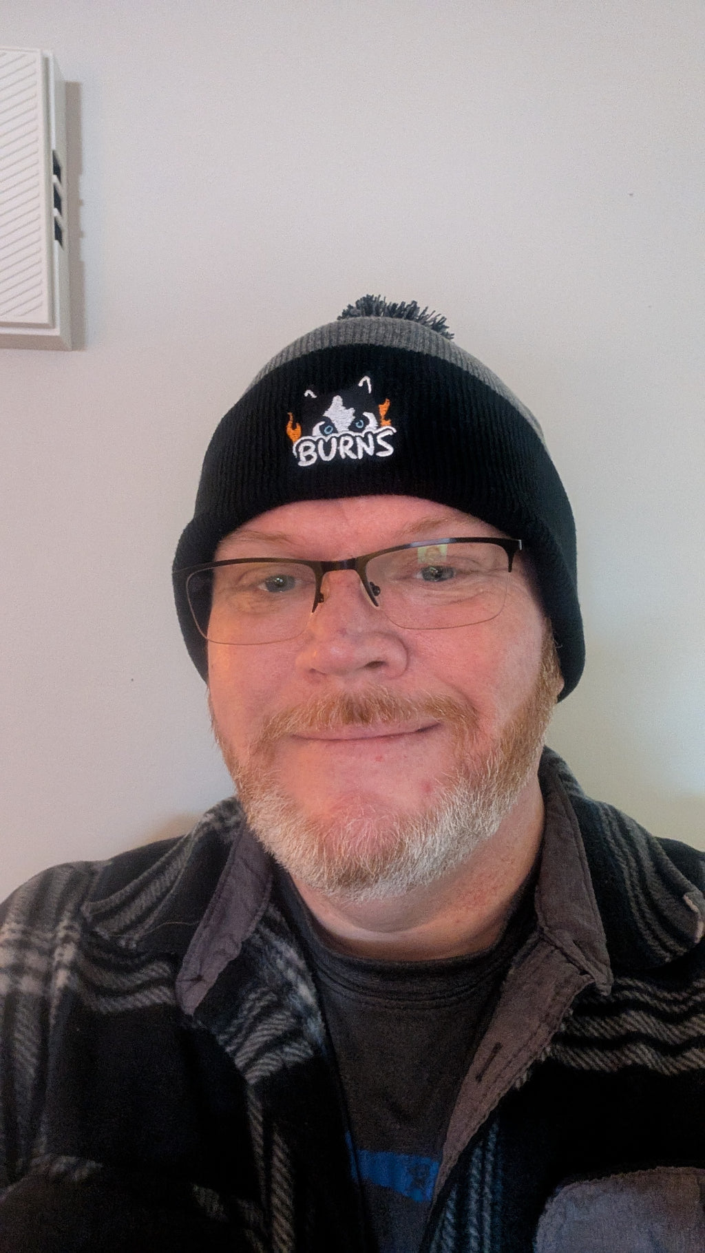 BURNS™ Peekaboo Logo Tuque