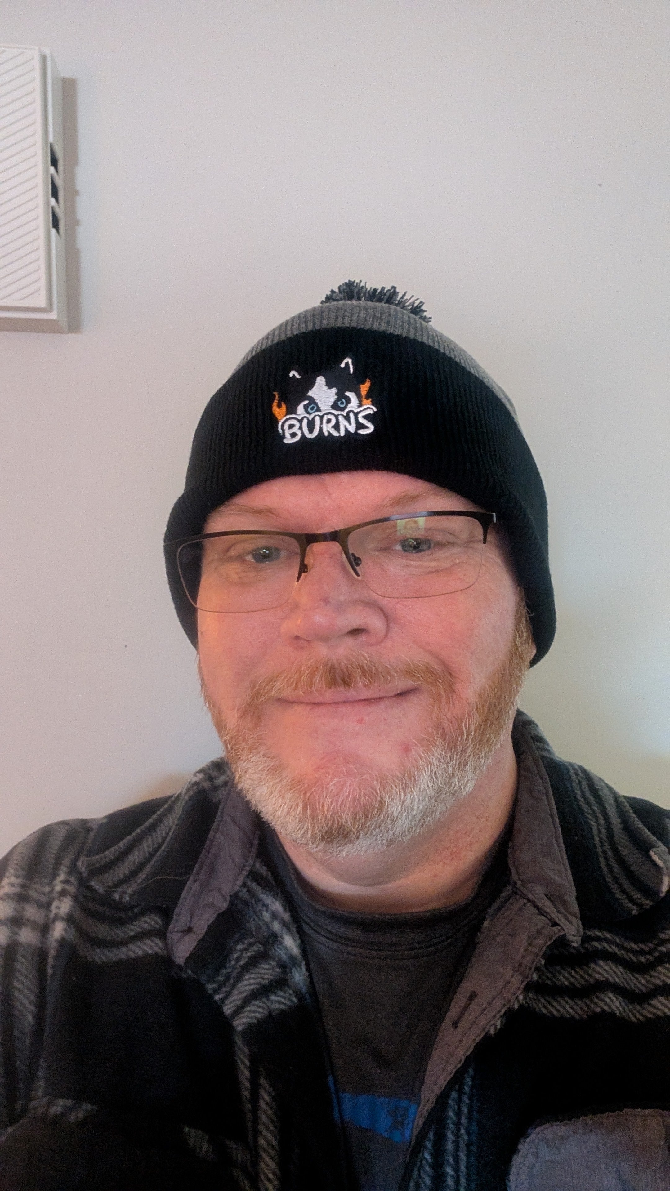 BURNS™ Peekaboo Logo Tuque